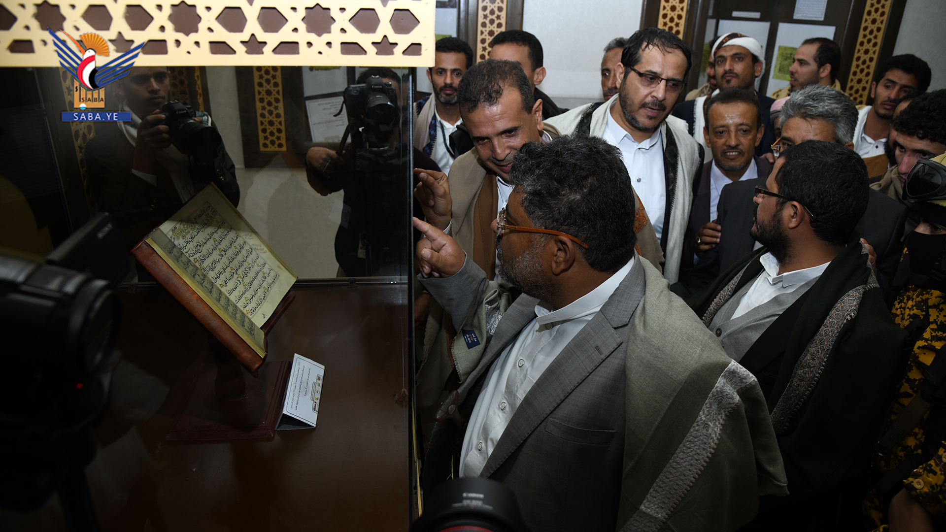 محمد علي الحوثي يفتتح المعرض الأول للمخطوطات القرآنية بصنعاء