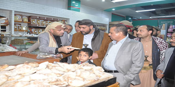  وزير الصناعة ومحافظ صنعاء يطلعان على الوضع التمويني بأسواق المحافظة 04 05 2021