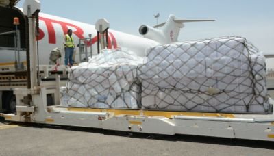  وصول طائرة تابعة لليونيسف تحمل لقاحات إلى مطار صنعاء 24 05 2018 