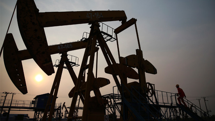 النفط يتراجع مع تحذير وكالة الطاقة من ارتفاع المخزونات